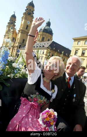 (Afp) - Le Premier Ministre bavarois Edmund Stoiber et sa femme Karin vague en face de l'église Theatiner pendant la procession avec costumes traditionnels bavarois à travers le centre ville de Munich, le 21 septembre 2003, un jour après l'ouverture de l'Oktober Fest. Le même jour, Stoiber a remporté l'Allgaeu Banque D'Images