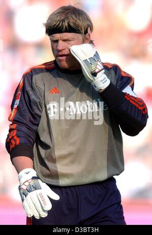 (Afp) - le gardien du Bayern, Oliver Kahn, qui souffre toujours de problèmes oculaires, des gestes au cours de la Bundesliga match contre FC Bayern Munich et Bayer 04 Leverkusen à Munich, le 20 septembre 2003. Le jeu est terminé dans un 3-3 draw. Leverkusen se classe actuellement deuxième, Bayern Munich cinquième dans la première d'Allemand Banque D'Images