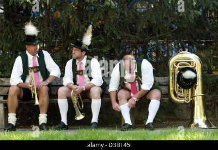 (Afp) - Les membres d'une bande de laiton revêtu de lederhosen bavaroise traditionnelle attendent leur cue lors de l'ouverture de l'Oktober Fest de Munich, 20 septembre 2003. Un demi-million de saucisses sont prêtes pour le grill, comme avait environ 4 millions de poulets, destinés pour le grillage casseroles à 15 tentes géantes u Banque D'Images