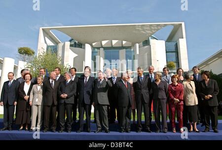 (Afp) - Le Chancelier allemand Gerhard Schroeder (C, gestes), et le président français Jacques Chirac (L de Schroeder) posent avec les membres de leurs cabinets pour une photo de groupe dans le jardin de la chancellerie lors de la 81e réunion du gouvernement franco-allemand à Berlin, le 18 septembre 2003. Les Français et l'Allemagne Banque D'Images