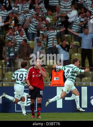 (Afp) - Le milieu de terrain du Bayern de Munich, l'anglais Owen Hargreaves (C) touche le menton après le milieu de terrain de Glasgow Alan Thompson (R) marque le but de 1-0 et s'exécute sur le terrain suivie d'encouragement du milieu de terrain bulgare Stilian Petrov lors de la Ligue des Champions match de football FC Bayern Munich aga Banque D'Images