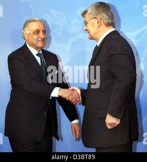 (Afp) - Le ministre allemand des affaires étrangères, Joschka Fischer (Parti Vert) se félicite de diplomate irakien Adnan Padshashi (L), membre du conseil de gouvernement provisoire irakien, avec un sourire et une poignée de main à l'Office allemand des affaires étrangères à Berlin, le 18 septembre 2003. La question centrale au cours de leur réunion était concerné Banque D'Images