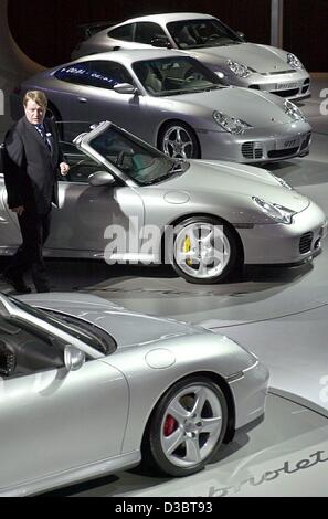 (Afp) - Un certain nombre de Porsche de la série 911 sont exposées au salon international de l'automobile IAA de Francfort, Allemagne, 16 septembre 2003. Selon les informations de la fédération de l'industrie automobile (VDA) l'exportation de voitures haut de gamme a maintenu sa position dans le rétrécissement du marché américain. Po Banque D'Images