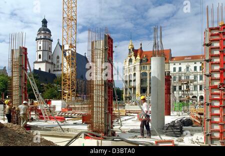 (Afp) - La construction du nouveau "arktgalerie" (market gallery), un complexe comprenant un grand centre commercial, appartements et l'espace de bureau, a commencé dans le centre de Leipzig, Allemagne de l'Est, 6 septembre 2003. Dans l'arrière-plan l'église de Thomas. Banque D'Images