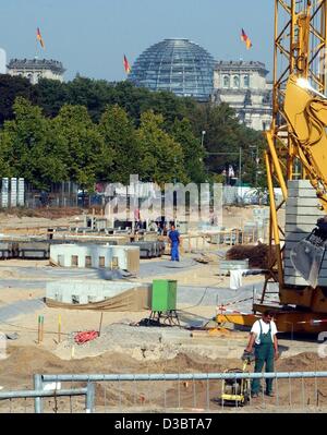 (Afp) - La construction de l'Holocaust Memorial a commencé près du Reichstag (arrière-plan) dans le centre de Berlin, 16 septembre 2003. Les premières fondations de la stèle, le champ "Topographie de la terreur" prévu par l'architecte américain Peter Eisenmann peut être perçu. Banque D'Images