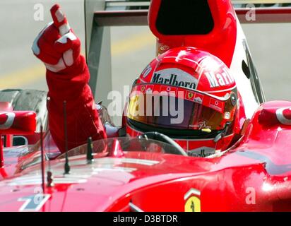 (Afp) - L'Allemand Michael Schumacher, pilote de formule 1 de Ferrari cheers après avoir remporté le Grand Prix d'Italie à Monza, le 14 septembre 2003. Schumacher mène désormais au classement général avec 82 points.