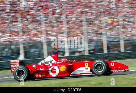 (Afp) - L'Allemand Michael Schumacher, pilote de formule 1 de Ferrari races lors du Grand Prix d'Italie à Monza, le 14 septembre 2003. Schumacher remporte la course et mène le classement général avec 82 points.