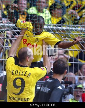 (Afp) - la République tchèque Jan avant Dortmund Koller (ci-dessous) se soulève son coéquipier brésilien Henrique Ewerthon après Brême a marqué un but lors de la partie de football Bundesliga contre Borussia Dortmund et Werder Brême à Dortmund, en Allemagne, le 13 septembre 2003. Dortmund gagne la cinquième série jeu 2-1, wit Banque D'Images