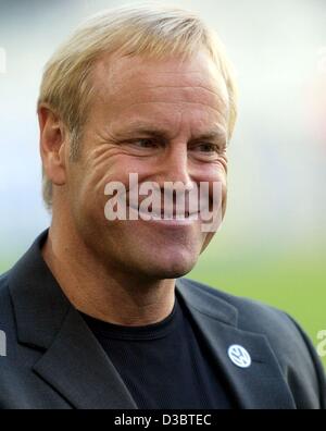 (Afp) - Juergen Romain Paquette, l'entraîneur du club de football allemand du VfL Wolfsburg sourit après que son équipe a battu le Bayern de Munich à Wolfsburg, Allemagne, 13 septembre 2003. Banque D'Images