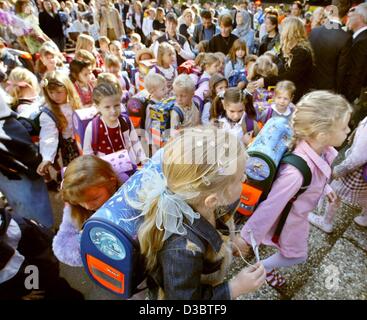 (Afp) - La première année la queue en paires avant de se rendre à leur salle de classe pour la première fois, d'une école primaire de Wuelfrath, Allemagne, 15 septembre 2003. C'était la première journée d'école après six semaines de vacances d'été dans l'état de Rhénanie du Nord-Westphalie. À 235 écoles primaires aftern Banque D'Images