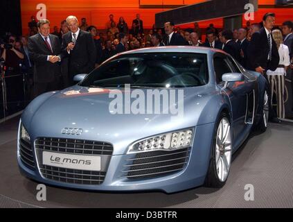 (Afp) - Le Chancelier allemand Gerhard Schroeder (L) s'émerveille de l'étude en design Le Mans quattro d'Audi, tout en vous tenant à côté de Martin Winterkorn, PDG d'Audi, au cours de l'International Auto Salon IAA de Francfort, Allemagne, 11 septembre 2003. Le corps de la voiture de sport est constitué d'aluminium et est sous tension b Banque D'Images