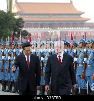 (Afp) - Le président chinois Hu Jintao (G) et le Président allemand Johannes Rau, inspecter les gardes d'honneur sur la place Tienanmen à Pékin, Chine, 11 septembre 2003. Dans l'arrière-plan il y a la 'Cité Interdite' avec un portrait de Mao sur le mur. Le président allemand est sur une visite d'état de sept jours dans la région de Chi Banque D'Images