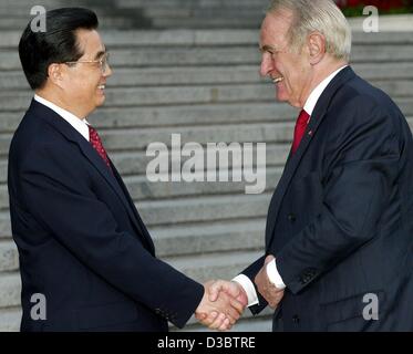 (Afp) - Le président chinois Hu Jintao (G) accueille le Président allemand Johannes Rau sur la place Tienanmen à Pékin, Chine, 11 septembre 2003. Le Président allemand, être sur une visite d'état de sept jours en Chine, est la première grande figure politique allemande pour répondre à Beijing avec les nouveaux dirigeants chinois. Banque D'Images