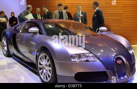 (Afp) - Un groupe de visiteurs autour de la nouvelle Bugatti Veyron 16.4 à l'IAA de Francfort car show international, Allemagne, le 9 septembre 2003. La Veyron 16.4 dispose d'un moteur 16 cyclinder qui rapporte jusqu'à 1001 chevaux. La marque classique italien inspire certaines personnes bien nanties à examiner de plus près Banque D'Images