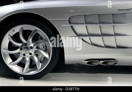 (Afp) - La nouvelle Mercedes-Benz SLR McLaren est présenté à l'IAA international car show à Francfort, Allemagne, le 9 septembre 2003. La voiture, avec une vitesse maximale de 334 et 626 kmph, coûtera 375 000 hp d'euros, TVA non comprise. Le Reflex est fabriqué dans l'installations de McLaren en Angleterre et sera Banque D'Images