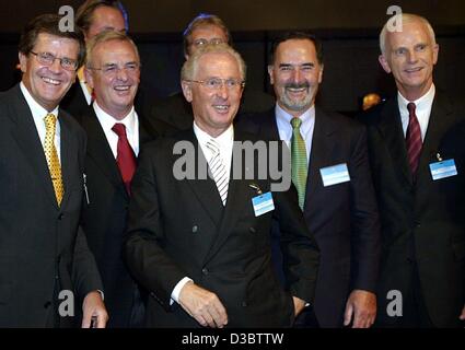 (Afp) - À PARTIR DE L : Bernd Gottschalk, Président de la fédération de l'industrie automobile (VDA), Martin Winterkorn, PDG d'Audi, Jürgen Hubbert, directeur de DaimlerChrysler, Bernd Pischetsrieder, Mercedes, PDG de Volkswagen (VW), et Helmut Panke, Président de BMW, posent pour une photo lors de l'international de l'AIA Banque D'Images