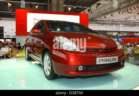 (Afp) - La nouvelle Toyota Prius est présenté à la 60e international salon automobile IAA de Francfort, Allemagne, le 9 septembre 2003. La nouvelle Prius est équipée de la nouvelle génération du système hybride Toyota (THS II), s'est développée autour de la notion de système Hybrid Synergy Drive qui représente une fusion sophistiquée de l'e Banque D'Images