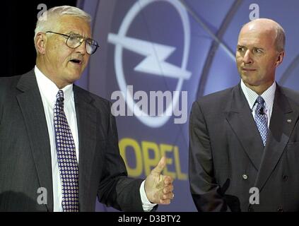 (Afp) - Robert A. Lutz (L), Vice-président de General Motors (GM) et de Carl-Peter Forster, président de l'Adam Opel AG, sont devant le logo Opel et de parler à la presse au cours de la présentation de la dernière étude de concept de modèle 'Opel Insignia' à la scène de présentation avant le début o Banque D'Images