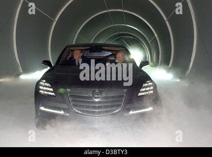 (Afp) - Deux chauffeurs dur la dernière étude de concept de modèle 'Opel Insignia' à la scène de présentation avant le début de la salon IAA de Francfort, Allemagne, 8 septembre 2003. Opel a pour objectif de participer à la production de voitures de gamme moyenne supérieure après des années d'absti Banque D'Images