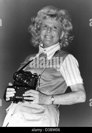 (Afp) - Ce filer non datée montre le réalisateur allemand et photographe Leni Riefenstahl posant avec son appareil photo pour une photo. Leni Riefenstahl est décédé hier, le 8 septembre 2003 à l'âge de 101 dans sa maison de Poecking am See, Allemagne. Reifenstahl avait commencé sa carrière en tant que danseur mais après Banque D'Images