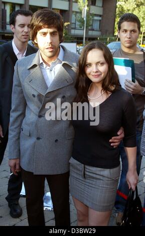 (Afp) - L'actrice Christina Ricci nous directeur Adam Goldberg et arriver à la première de leur dernier film "J'aime votre travail' au Festival du film de Toronto à Toronto, Canada, 6 septembre 2003. Banque D'Images