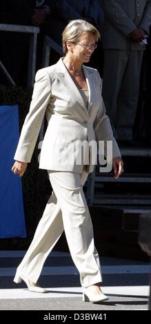 (Afp) - La ministre française de la Défense Michèle Alliot-Marie arrive pour les festivités pour commémorer le 10e anniversaire de l'Eurocorps à Strasbourg, France, 4 septembre 2003. L'EuroCorps a été en mission pour l'Europe et l'OTAN, et a participé à des opérations de la SFOR en Bosnie-Herzégovine et t Banque D'Images