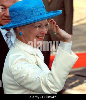(Afp) - La Reine Margrethe II de Danemark vagues à son arrivée à Luebeck, Allemagne, 5 septembre 2003. Debout derrière elle est son mari le Prince Henrik. Le premier arrêt est Luebeck du couple royal danois qui sont en visite officielle en Allemagne. Banque D'Images