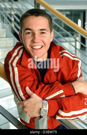 (Afp) - L'acteur écossais Martin Compston sourit pendant le tournage de son dernier film "Niceland" sur de Cologne, Allemagne, 3 septembre 2003. "Niceland", une co-production internationale pour projection en salle, est réalisé par l'Islande est directeur de culte Fridriksson et raconte l'histoire de Jed (Compsto Banque D'Images