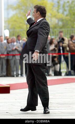 (Afp) - Le Chancelier allemand Gerhard Schroeder se retourne pour saluer les spectateurs avant l'arrivée d'un invité étranger, à Berlin, le 2 septembre 2003. Banque D'Images