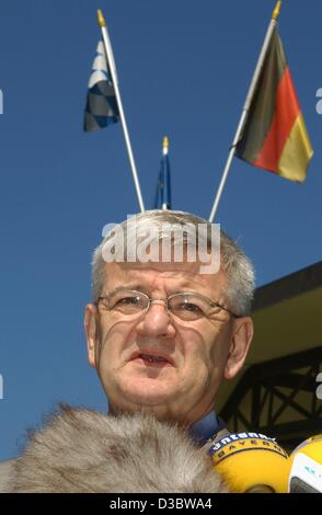 (Afp) - Le ministre allemand des affaires étrangères, Joschka Fischer, s'élève face à un Bavarois (L) et allemand (R) drapeau avant d'un congrès du parti des Verts dans la région de Miesbach, Bavière, 3 septembre 2003. Les élections dans le parlement régional de l'État de Bavière aura lieu le 21 septembre. Banque D'Images