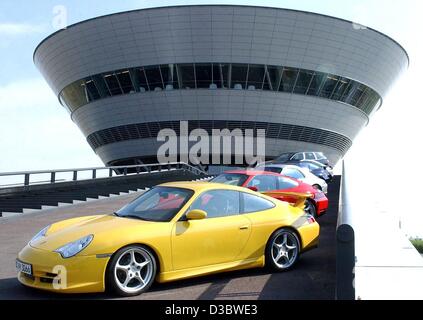 (Afp) - UNE PORSCHE CARRERA GT jaune se tient juste en face de l'usine Porsche à Leipzig, Allemagne, 28 août 2003. Porsche a commencé la production de la nouvelle CARRERA GT, la Porsche la plus chère voiture qui coûte environ 450 000 euros. La Carrera sera la voiture de course pour la route : il a 612 hp, hidden Banque D'Images