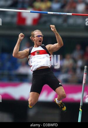 (Afp) - athlète allemand Tim Lobinger cheers comme il tombe vers le bas après l'effacement de la barre à 5.75m au cours de la 9es Championnats du monde d'athlétisme au Stade de France à Paris, le 28 août 2003. Avec 5,80 m, il remporte la 5ème place. Banque D'Images