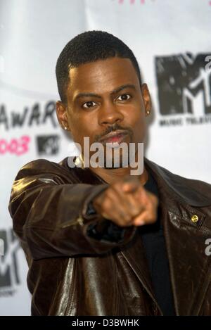 (Afp) - L'acteur américain Chris Rock pose pour les photographes comme il arrive aux MTV Video Music Awards à New York, le 28 août 2003. Le 20e MTV Awards a eu lieu dans le Radio City Music Hall. Banque D'Images