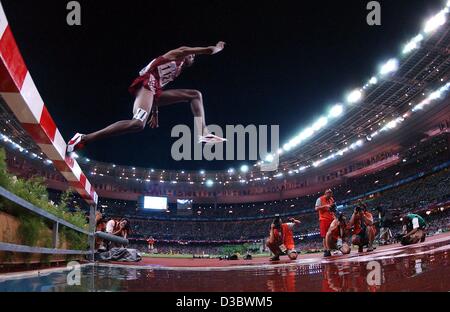 (Afp) - Saif Saaeed Shaheen du Qatar supprime un obstacle lors de la finale chez les hommes du 3000m steeple lors des 9es Championnats du monde d'athlétisme au Stade de France à Paris, le 26 août 2003. Shaheen, un ancien Kenyan national avec le nom Stephen Cherono, gagne le premier world champio Banque D'Images