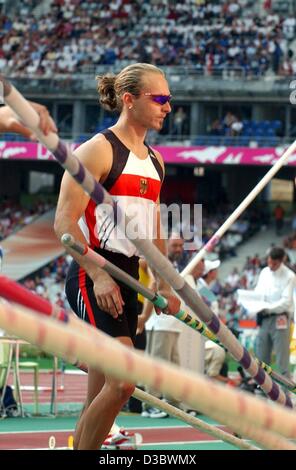 (Afp) - athlète allemand Tim Lobinger se concentre avant une tentative de qualification au cours de la de la 9es Championnats du monde d'athlétisme au Stade de France à Paris, le 26 août 2003. Avec 5,70 m, il se qualifie pour la finale deux jours plus tard. Banque D'Images