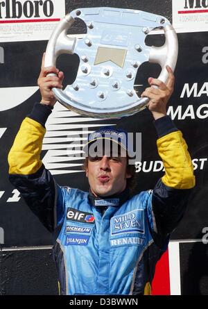 (Afp) - L'Espagne de Fernando Alonso de Renault célèbre sur le podium après avoir remporté le Grand Prix de Hongrie à Budapest, 24 août 2003. Formule 1 Alonso fait l'histoire en devenant le plus jeune pilote à remporter un Grand Prix lorsqu'il a dirigé le Grand Prix de Hongrie, du début à la fin. Alonso, qui a eu 22 Banque D'Images