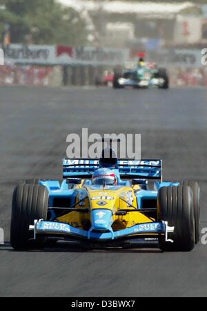 (Afp) - L'Espagne de Fernando Alonso de Renault mène le Grand Prix de Hongrie à Budapest, 24 août 2003. Formule 1 Alonso fait l'histoire en devenant le plus jeune pilote à remporter un Grand Prix lorsqu'il a dirigé le Grand Prix de Hongrie, du début à la fin. Alonso, avoir 22 ans le 29 juillet, s'est Bruce McLaren' Banque D'Images