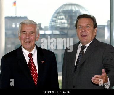 (Afp) - Le Chancelier allemand Gerhard Schroeder (R) des gestes aussi il se félicite Richard Lugar (L), le président de la Commission des relations étrangères du Sénat américain à Berlin, 22 août 2003. Les deux hommes politiques étaient de discuter les relations transatlantiques et la situation en Afghanistan. Banque D'Images