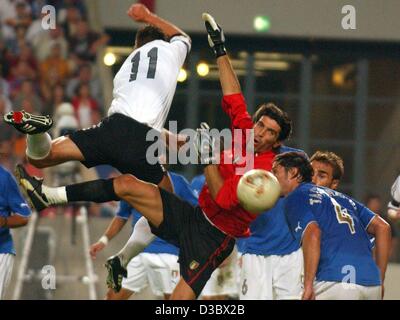 (Afp) - le gardien italien Gianluigi Buffon (C) et ses défenseurs peut repousser le danger de l'Allemagne a Miroslav Klose (L) en face de l'objectif de l'Italie pendant la coupe match amical entre l'Allemagne et l'Italie à Stuttgart, Allemagne, 20 août 2003. L'Italie gagne 1-0. Banque D'Images