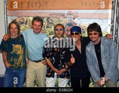 (Afp) - Steve Morse, Ian Gillan, Roger Glover, Ian Paice et Don Airey (L-R), les membres du groupe de rock britannique Deep Purple, poser au cours de la présentation de leur nouveau CD intitulé 'Bananas' à Berlin, 20 août 2003. À partir du 31 octobre ils seront en tournée à travers 11 villes allemandes sur leurs bananes tou Banque D'Images