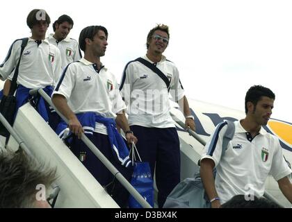 (Afp) - L'équipe nationale de football italienne, (de droite) : Fabio Grosso, Gianluca Zambrotta, Christian Panucci et Massimo Oddo, marcher dans l'allée à leur arrivée à l'aéroport de Stuttgart, Allemagne, 19 août 2003. L'Italie fait face à l'Allemagne dans un match amical le mercredi 20 août. Banque D'Images