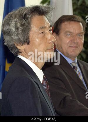 (Afp) - Le Chancelier allemand Gerhard Schroeder (R) et le Premier ministre japonais Junichiro Koizumi (L) donner une conférence de presse à l'issue de leurs entretiens à la chancellerie à Berlin, 18 août 2003. Les deux dirigeants ont convenu d'approfondir leurs relations avec des pays plus de programmes d'échange pour les jeunes scien Banque D'Images