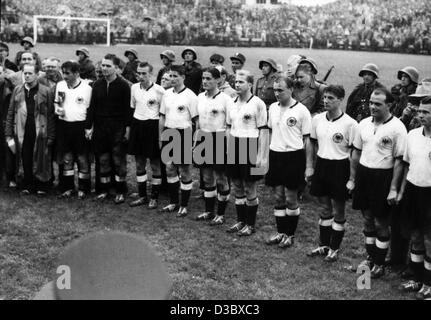 (Afp) - Les membres de l'équipe nationale de football allemande (de g) Entraîneur Sepp Herberger, le capitaine Fritz Walter ,tenant la coupe Jules-Rimet-dans ses mains, gardien Toni Turek, Horst Eckel, Helmut Rahn, Ottmar Walter, Werner Liebrich, Jupp Posipal, Hans Schaefer, Werner Kohlmeyer und Karl Mai afte Banque D'Images