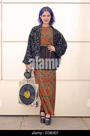 Fashion Week de New York 9.11.2012 Portrait d'un journaliste avec un sac à main très inhabituelle et d'oeil. Banque D'Images