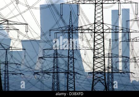 (Afp) - Une forêt de lignes électriques, pylônes et poteaux d'électricité sont devant les cheminées et les tours de refroidissement d'une centrale à charbon brun Nieder Assem, Allemagne, 11 août 2003. Le géant énergétique allemand RWE présente le 12 août 2003 ses chiffres d'affaires pour la dernière demi-terme. Les experts attendent un clair dans Banque D'Images