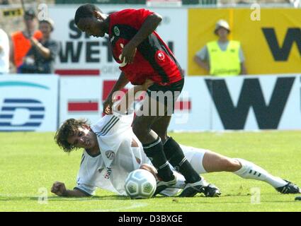 (Afp) - Le milieu de terrain du Bayern de Munich, l'anglais Owen Hargreaves (L) se trouve sur le terrain alors qu'il lutte avec le milieu canadien du Hanovre Julian de Guzman pour le bal le jeu de football Bundesliga Hanovre 96 contre le FC Bayern Munich à Hanovre, Allemagne du 9 août 2003. Le jeu est terminé dans un 3-3 tie. Hargre Banque D'Images