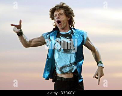 (Afp) - Mick Jagger, chanteur du légendaire groupe de rock britannique "The Rolling Stones", joue sur une scène en plein air au cours d'un concert à Hanovre, Allemagne, le 7 août 2003. C'était le dernier concert en Allemagne de la 'black' Licks world tour. Banque D'Images