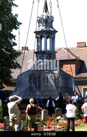 (Afp) - Les gens regardent comme la flèche de la 500-year-old church est en voie de démantèlement d'une grue à Horno, Allemagne, 7 août 2003. Le reste de l'église ainsi que les maisons des 220 habitants sera démoli en 2004. Le peuple sera relocalisée dans de nouvelles maisons dans le village voisin Forst-Eu Banque D'Images