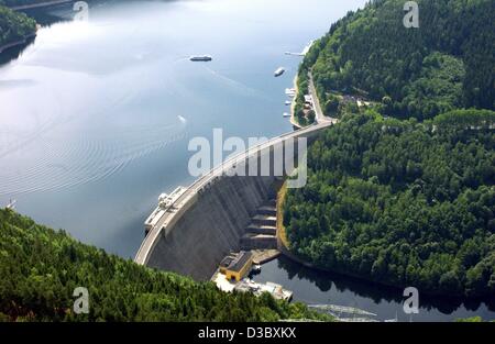 (Afp) - Une vue aérienne de l'Hohenwarte barrage sur la rivière Saale près de Saalfeld, Allemagne, 11 juillet 2003. Banque D'Images