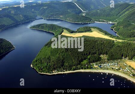 (Afp) - Une vue aérienne de l'Hohenwarte réservoir au barrage sur la rivière Saale près de Saalfeld, Allemagne, 11 juillet 2003. Banque D'Images